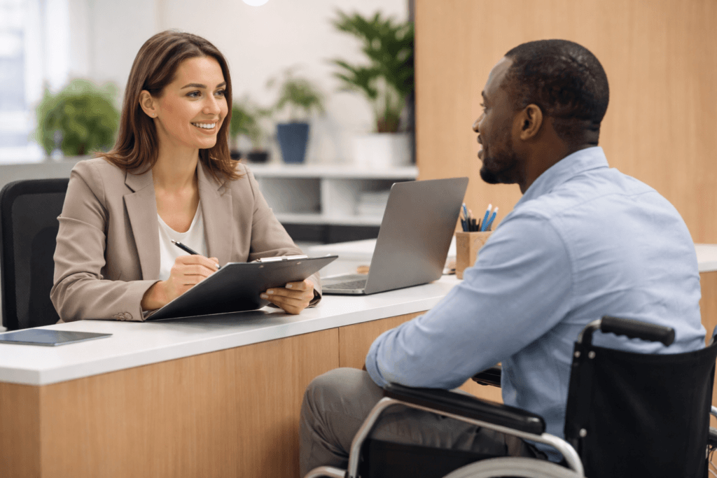 Imagine ilustrativă cu oameni diferiți care discută în mediu profesional.