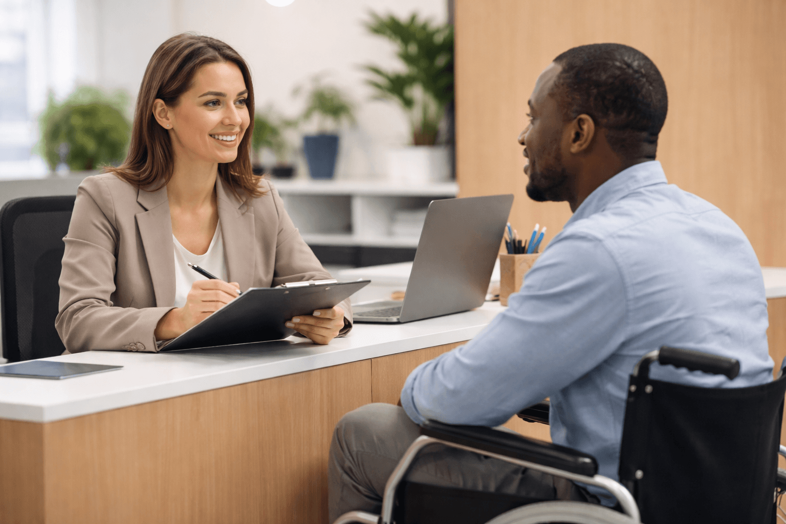 Imagine ilustrativă cu oameni diferiți care discută în mediu profesional.